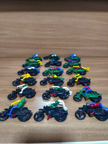 Motinha Pevi acrobatas