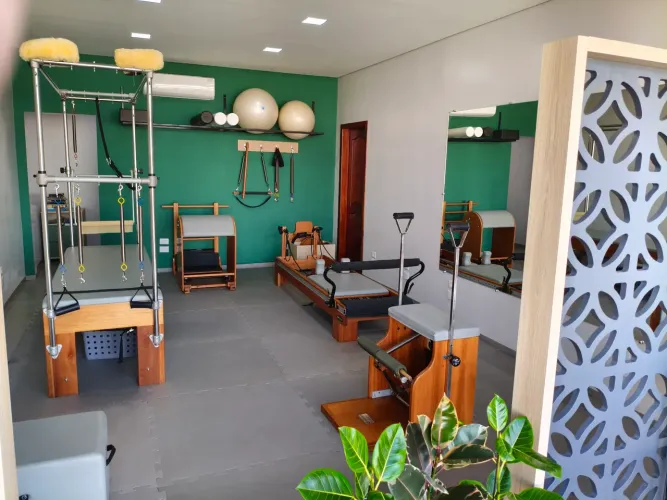 Vendo estúdio de Pilates contendo os equipamentos, acessórios e móveis