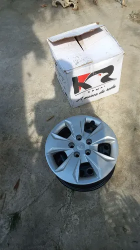 Vendo jogo de rodas com calotas originais do Creta 