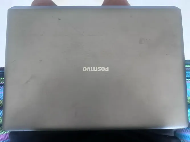 Vende se um Notebook da Marca Positivo ele vai com carregador e tudo