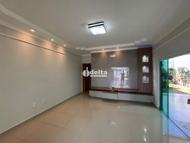 Casa com 3 quartos sendo 1 suíte disponível para venda no bairro Novo Mundo em Uberlândia-