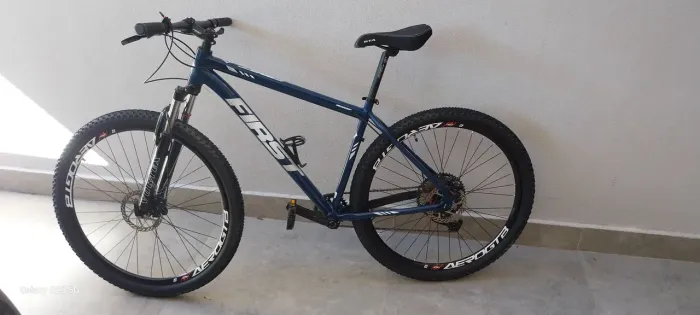 Bike MTB aro 29 - nova. Pouco uso.  