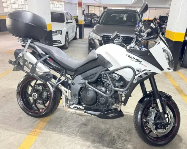Vendo Triumph Tiger Sport 1050 2015 com malas laterais, protetores e baú traseiro.