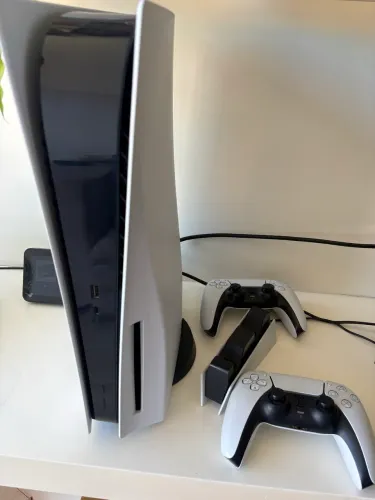 PlayStation 5 dois controles e suporte carregador