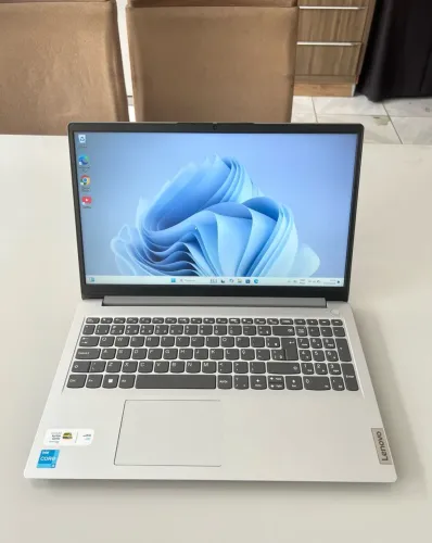 Notebook Lenovo i3 12º geração/ 4GB de RAM DDr 4/ SSD NVMe 256/ Sem nenhum detalhe
