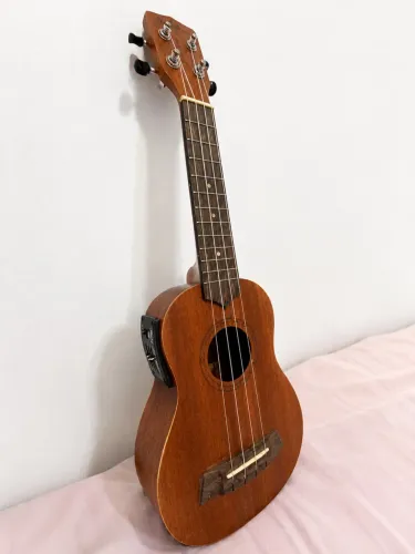 Ukulele Strinberg Eletroacústico com Afinador Embutido - Excelente Estado
