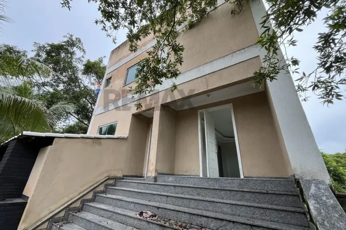 Casa com 3 quartos e amplo terreno para locação no bairro Casa da Lua, em Resende/RJ