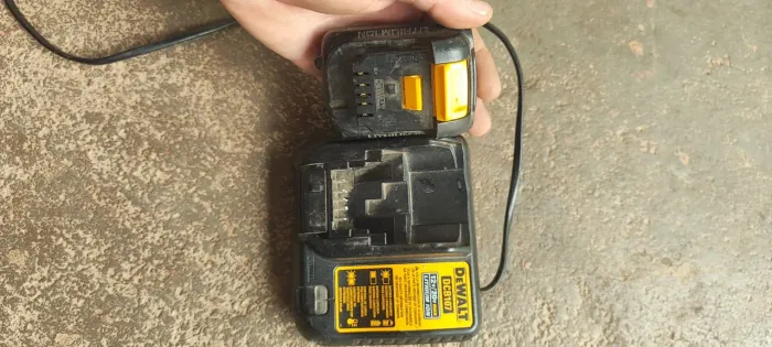 Carregador dwalt com uma bateria