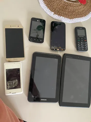 Lote de Celulares e Tablets Antigos para Retirada de Peças / Conserto