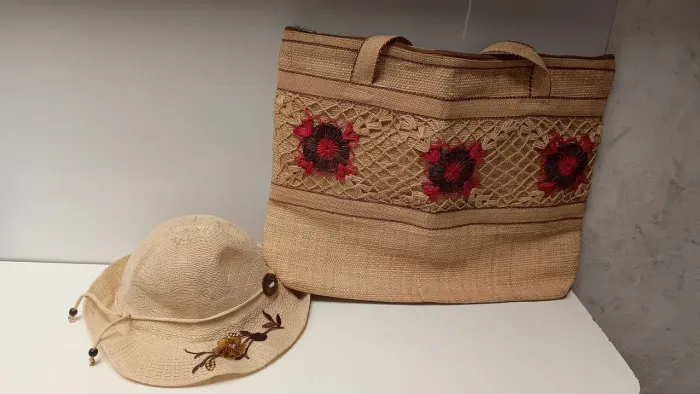 Bolsa e chapéu de praia os dois pelo valor anunciado