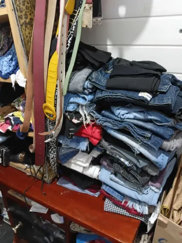Vendo brecho todo mais de 400 peças de roupas adulto e infantil.calcados.cintos,colar,bols