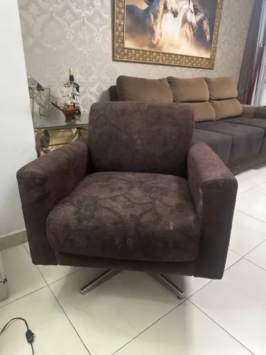 Poltrona larga e confortável