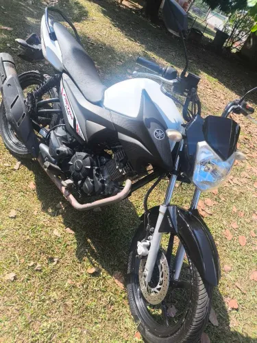 Moto toda original final da placa 8 já está pago moto sem detalhes