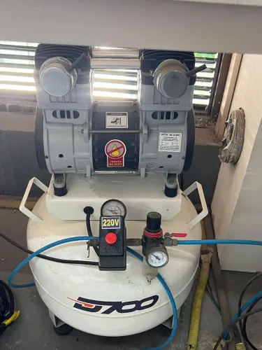 Compressor D700 220V para equipo odontológico