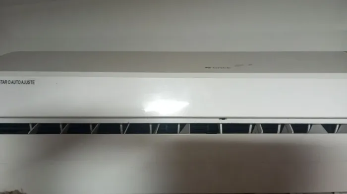 Um Evaporador de ar condicionado 12000 BTUs inverter funcionando (Gree)