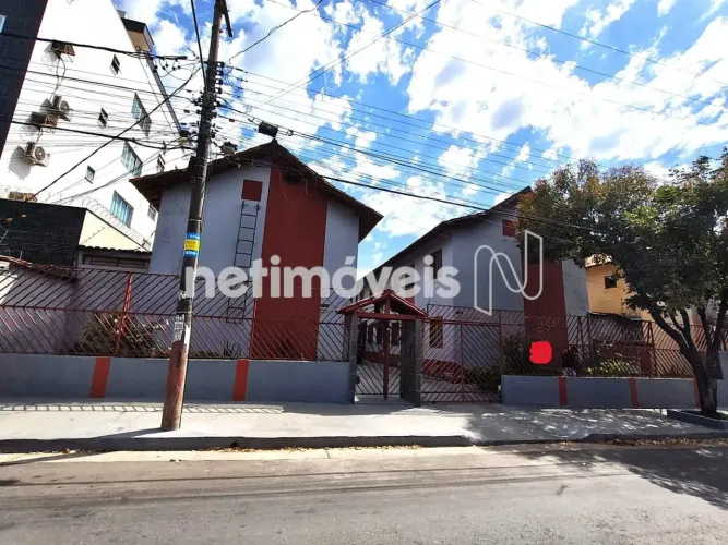 Excelente Casa Geminada com Entrada Coletiva de 03 quartos.