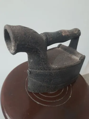 Ferro de passar antigo