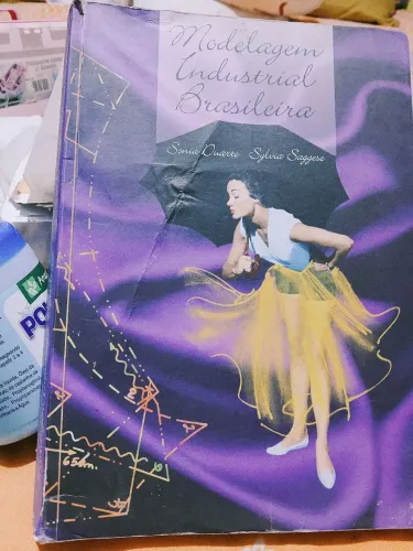 Vendo um livro de modelagem
