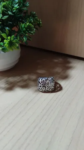 Anel com design floral vazado em prata. <br><br>Tamanho 18