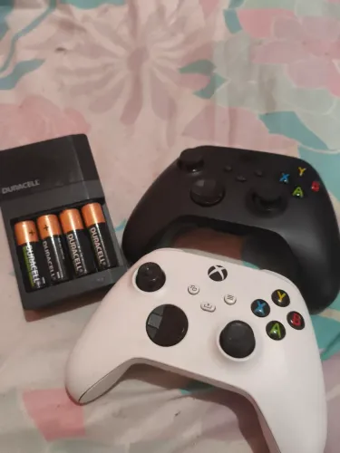Vendo dois Controles de Xbox series S/X+carregador de pilha Duracell tudo original