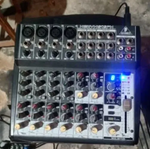 Mesa Behringer 1202 boa toda