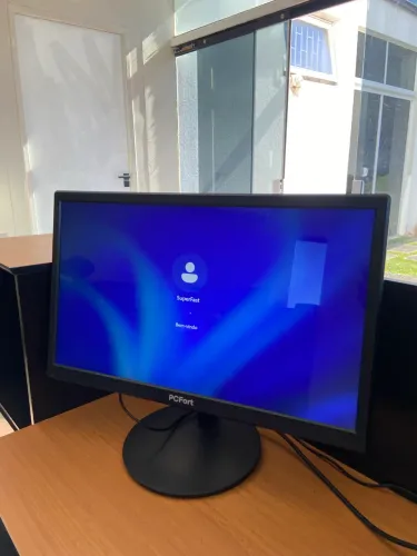 Monitor PCFort LED 20? - Ótimo Estado | Pronto para Uso