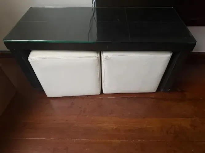 Mesa de centro com 2 pufs