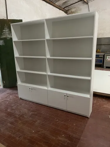 Prateleira multiuso com porta