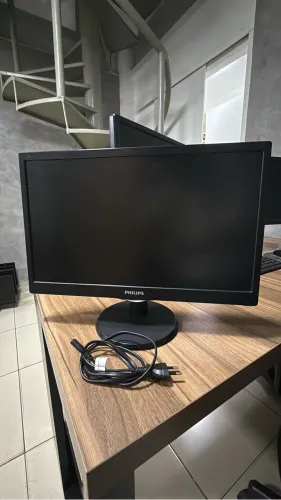 MONITOR PHILIPS 18,5?