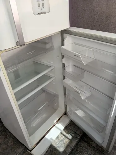 Geladeira com defeito, 350,00 não está gelando, boa pra quem trabalha com geladeira.