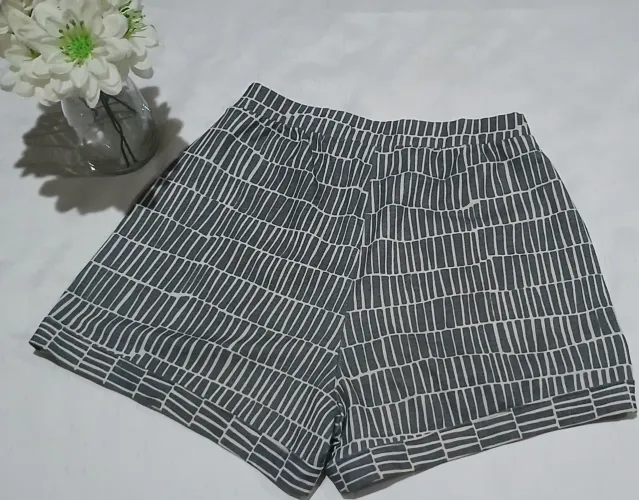 Short Feminino Modelo Alfaiataria em Malha PP