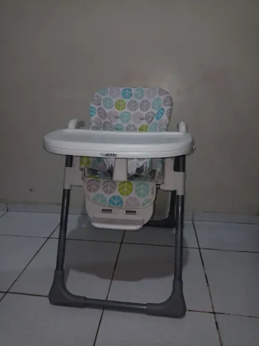 Cadeira de alimentação infantil