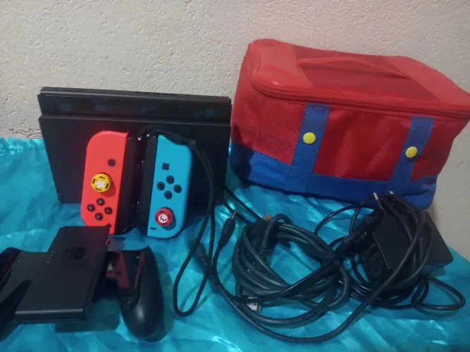 Vendo Console Nintendo Switch V2 32gb acompanhado do jogo Mario Kart 8 Deluxe 