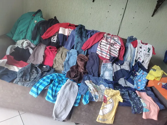 Lote de roupas infantil menino tm 3 e 4 anos tem 46 peças 