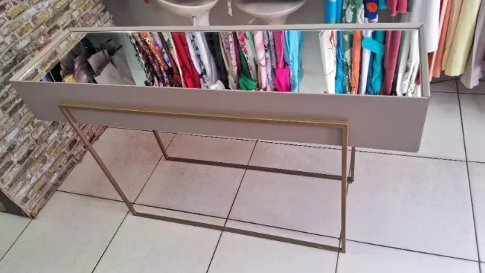 Aparador Mesa de Apoio Lateral em Laca de MDF com Tampo Espelhado e pés em Metal Rose