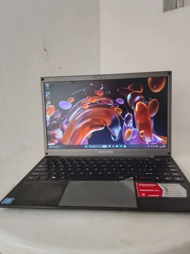 Notebook compacto 4 GB e 128 de armazenamento pode expandir