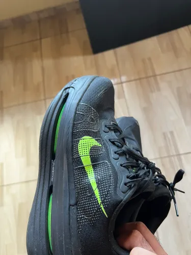 Tênis Nike Vomero Premium