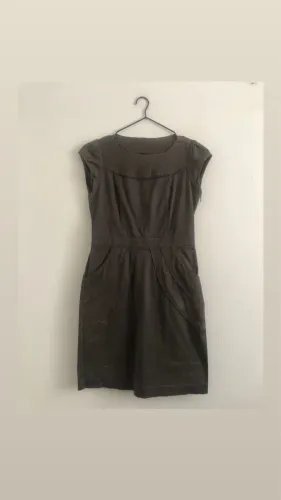 Vestido tamanho P cor cinza militar