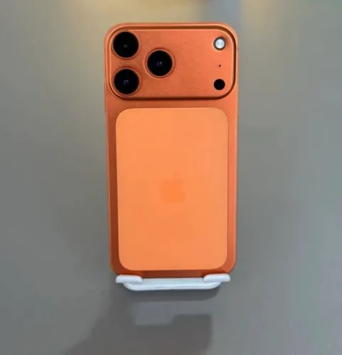 iPhone XR na carcaça do 17 pro