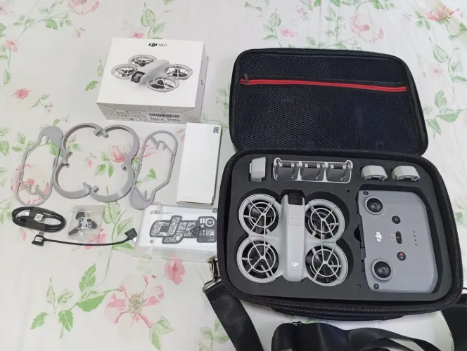 Drone Dji neo com combo Fly More completo.