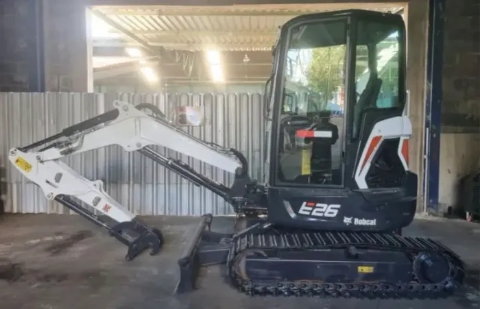Miniescavadeira Bobcat E26 ano 2024, com 285 horas, ar condicionado, esteira de aço, em MG