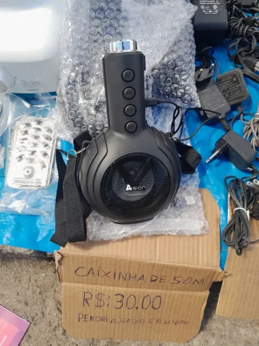 caixa de som formato de garrafa.
