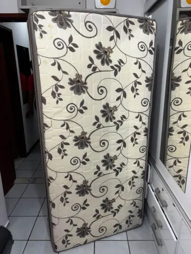 Vendo cama box conservada.