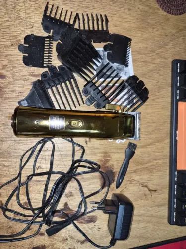 Maquina de Cabelo Lizze Dourada pouca vezes usada