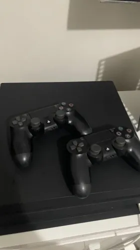 PS4 PRO 1TB NA CAIXA + 2 CONTROLES + 5 JOGOS
