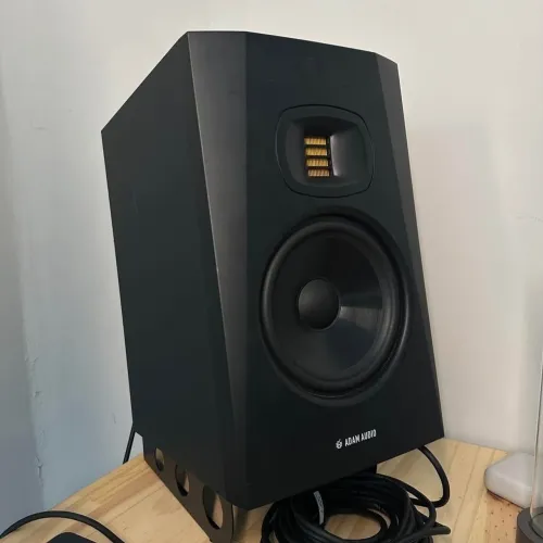 Par de Monitores de Referência Adam T7V 