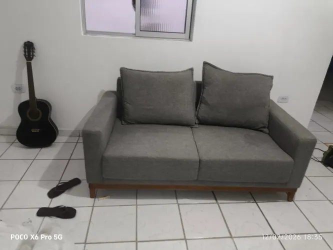 vendo um sofá de 2'lugares porém grande 