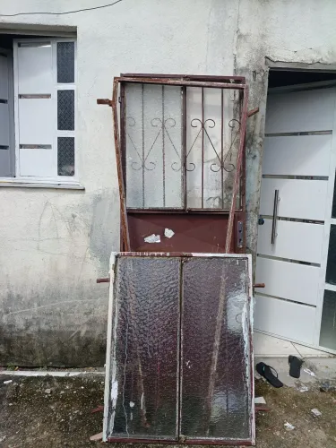 Vendo porta e janela de ferro