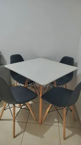 Mesa com 4 cadeiras