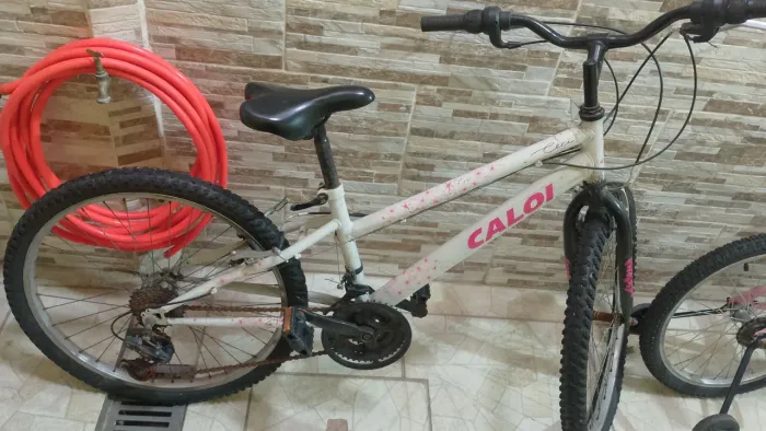Vende.se uma Caloi Ceci pouco usada precisando de uns reparos,com freio e lubrificação